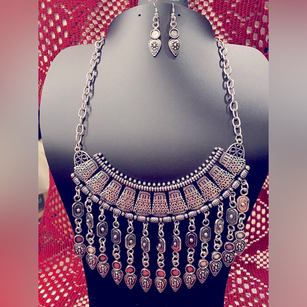 Elegant Silver and Black Necklace Set